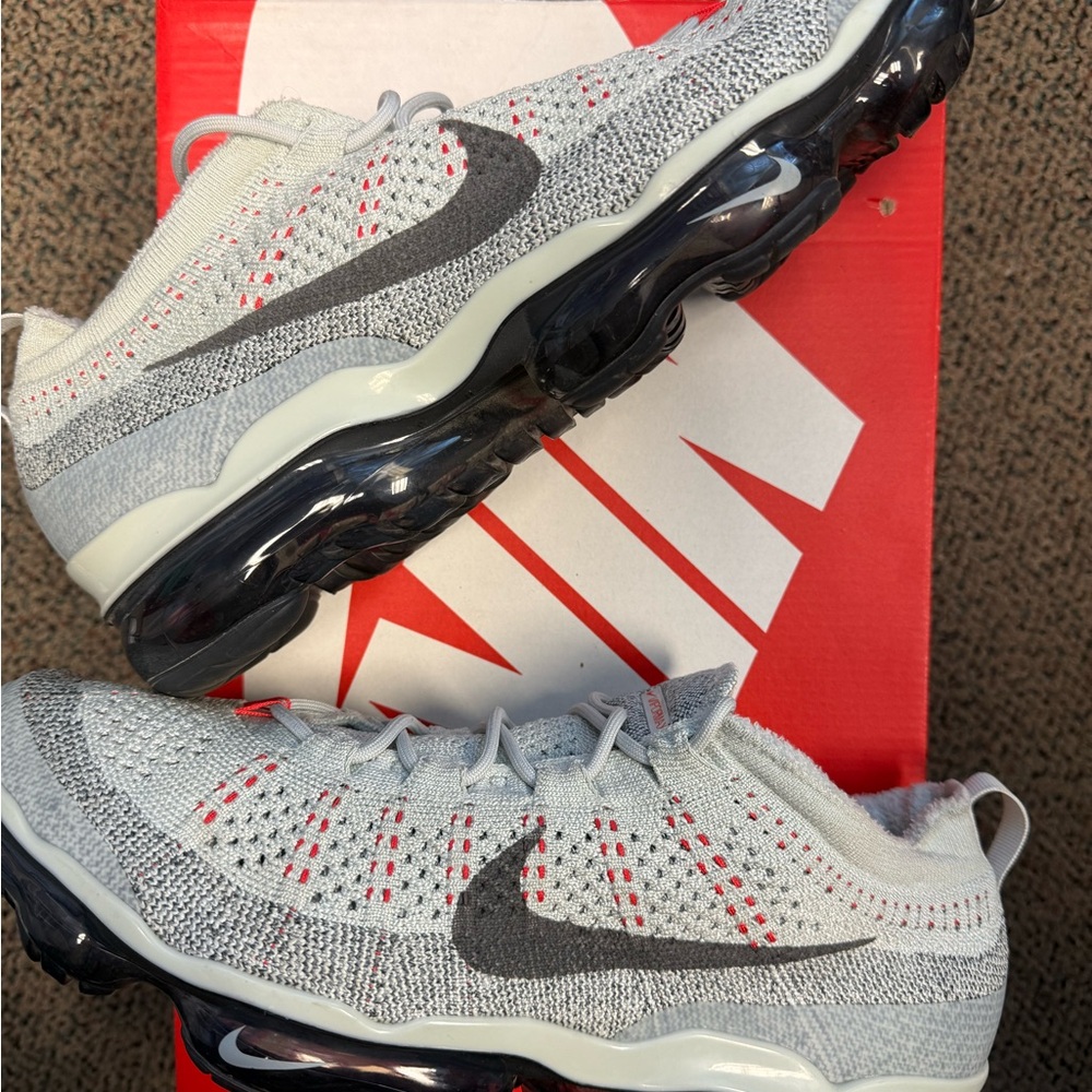 Nike Air VaporMax 2023 Flyknit - Gray and Red Sneakers